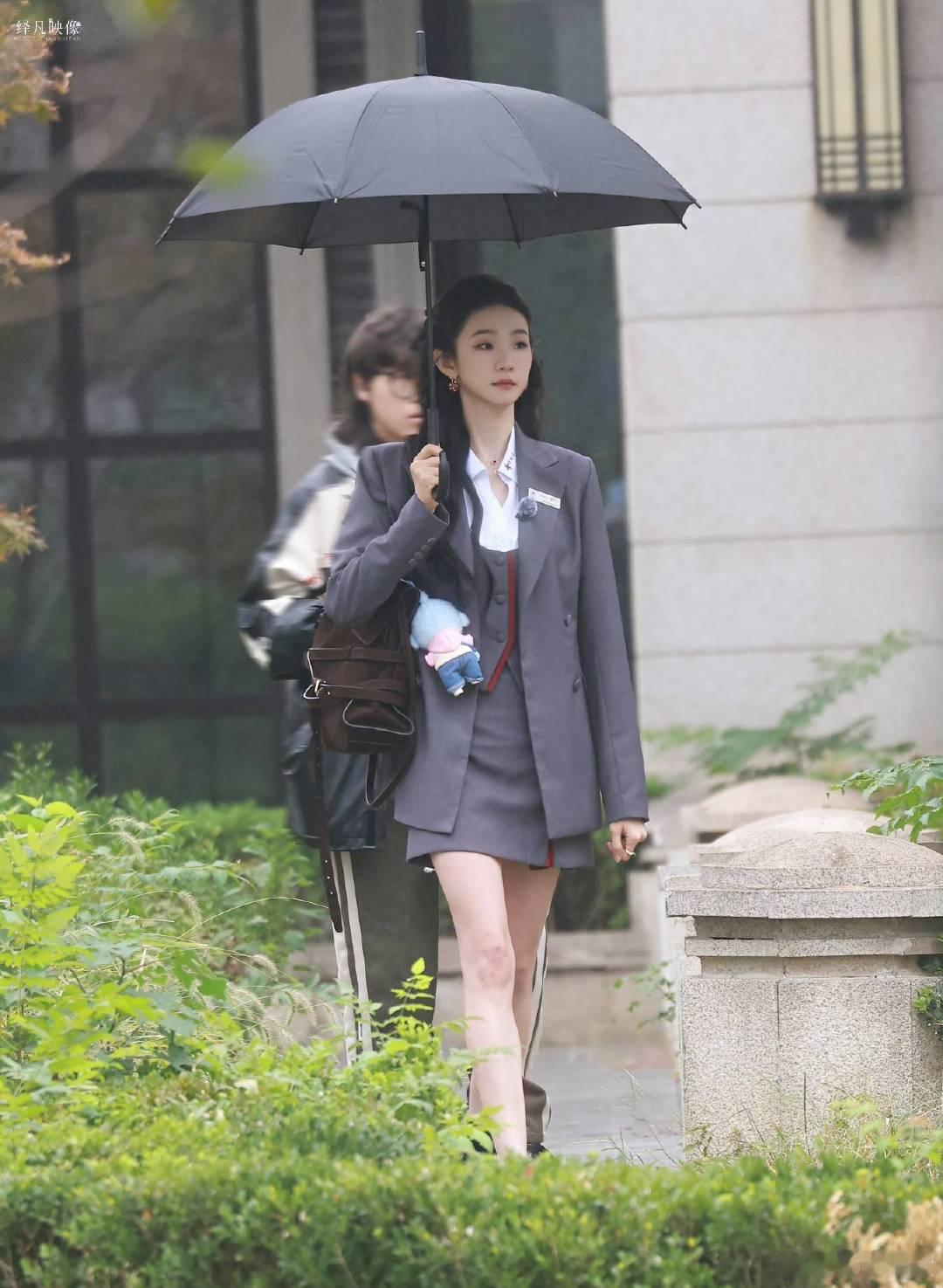 #张艺凡女推2制服造型# 张艺凡在女子推理社2的上班路透中，一身灰色制服惊艳亮相