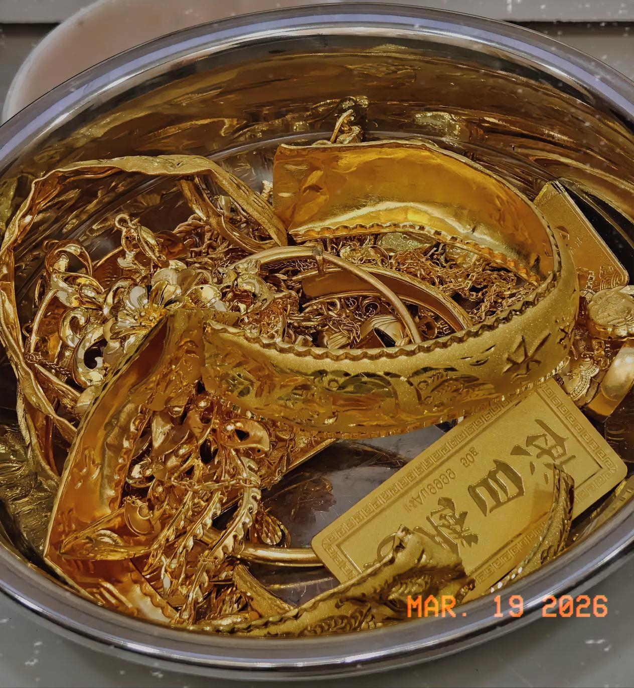 那些手里囤了一大堆黄金的人，
现在估计觉都睡不安稳了！

今天黄金直接跌到108