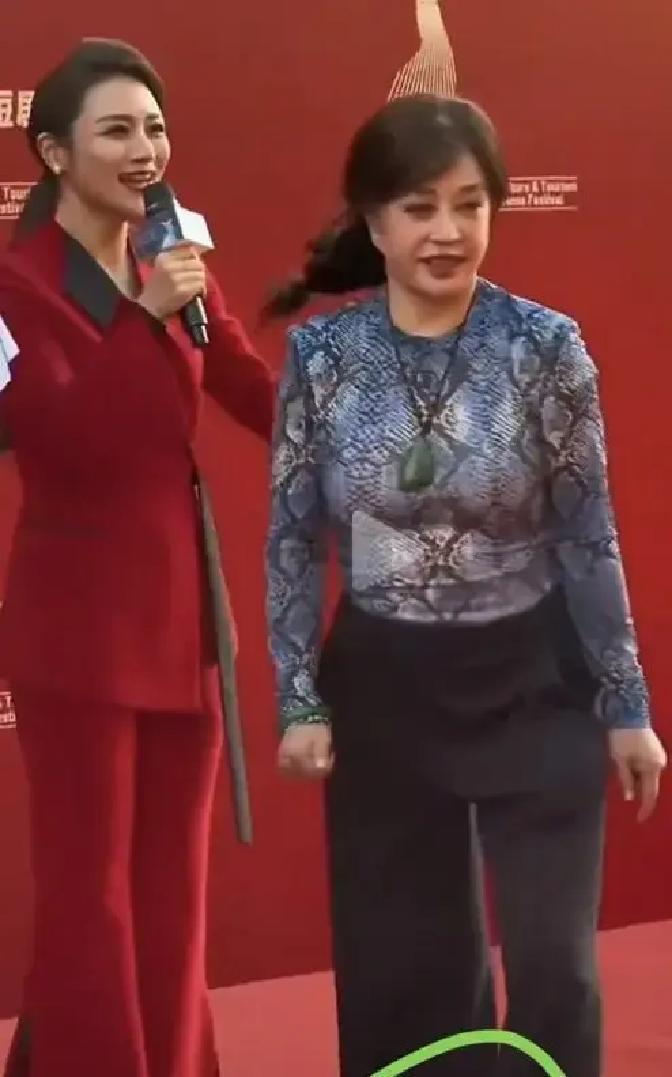 75岁站红毯12小时不换鞋，全场看呆
 
那双白运动鞋平平无奇，脚底却藏着足弓支