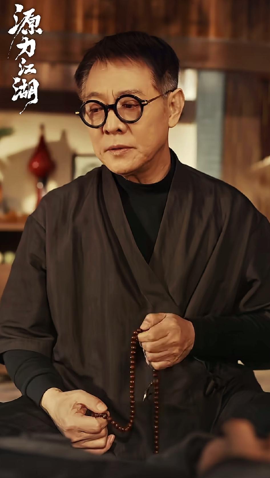 武大巨星李连杰也演短剧了！
近日李连杰首部短剧《源心江湖》正式上线，这多少是有点