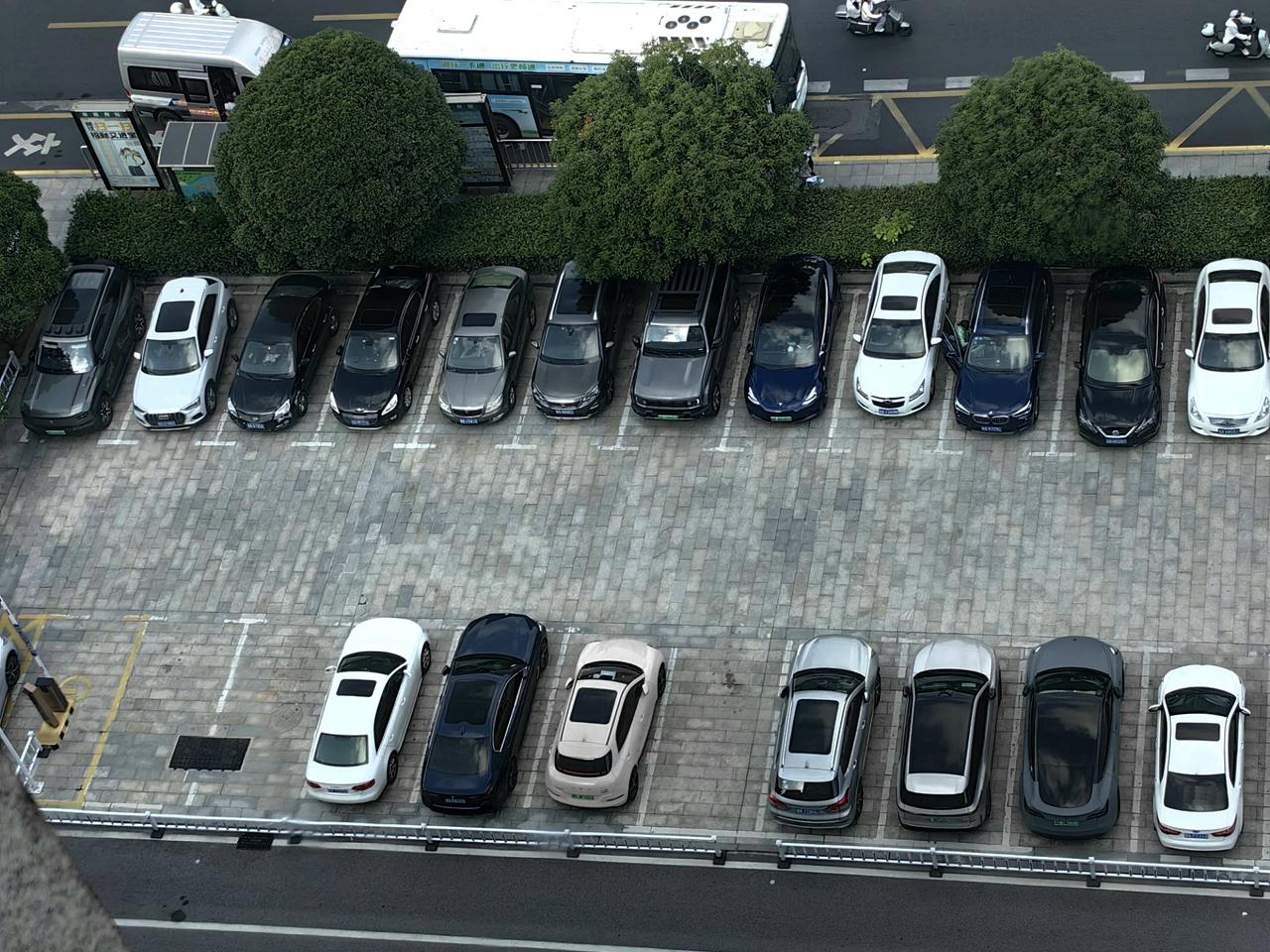 现在很多地方的停车场都收费了。但是收费的依据各省各市都不一样。如果说这些都不一样