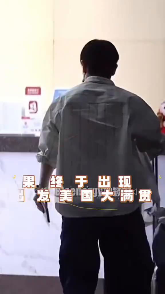 孙颖莎出发美国大满贯。
白色条纹衬衣搭配7分短裤，简单大气。又是倒时差的比赛，莎