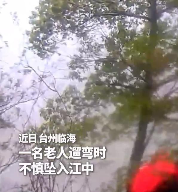 岁新警俞鑫涛刚上岗四天就逆流救人，泥泞滩涂勇救坠江老人，用行动诠释青春担当，这才