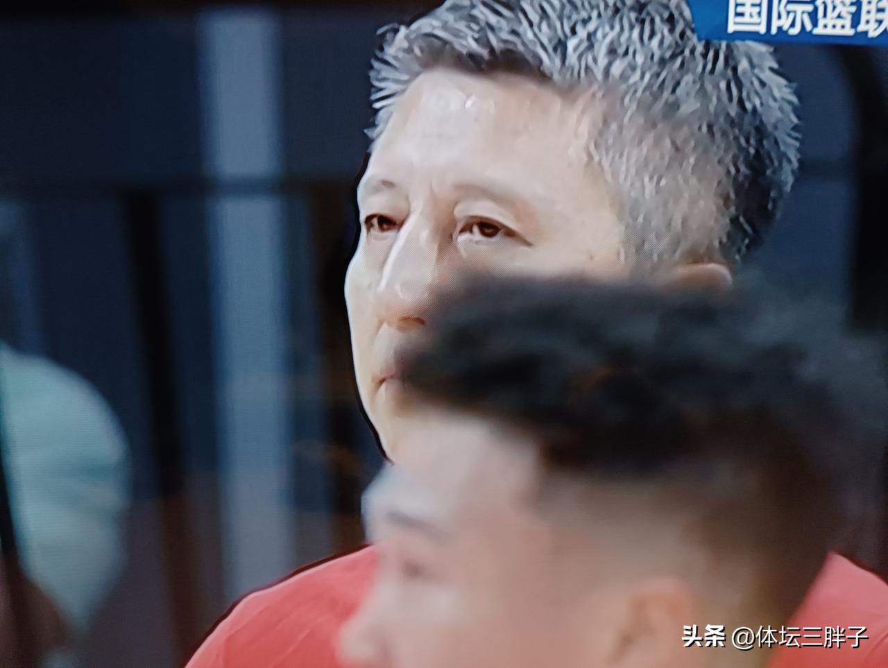 广东球迷不要喊，不要叫，不要说三道四，郭士强顶着压力，挨着骂，也给了杜峰面子，也