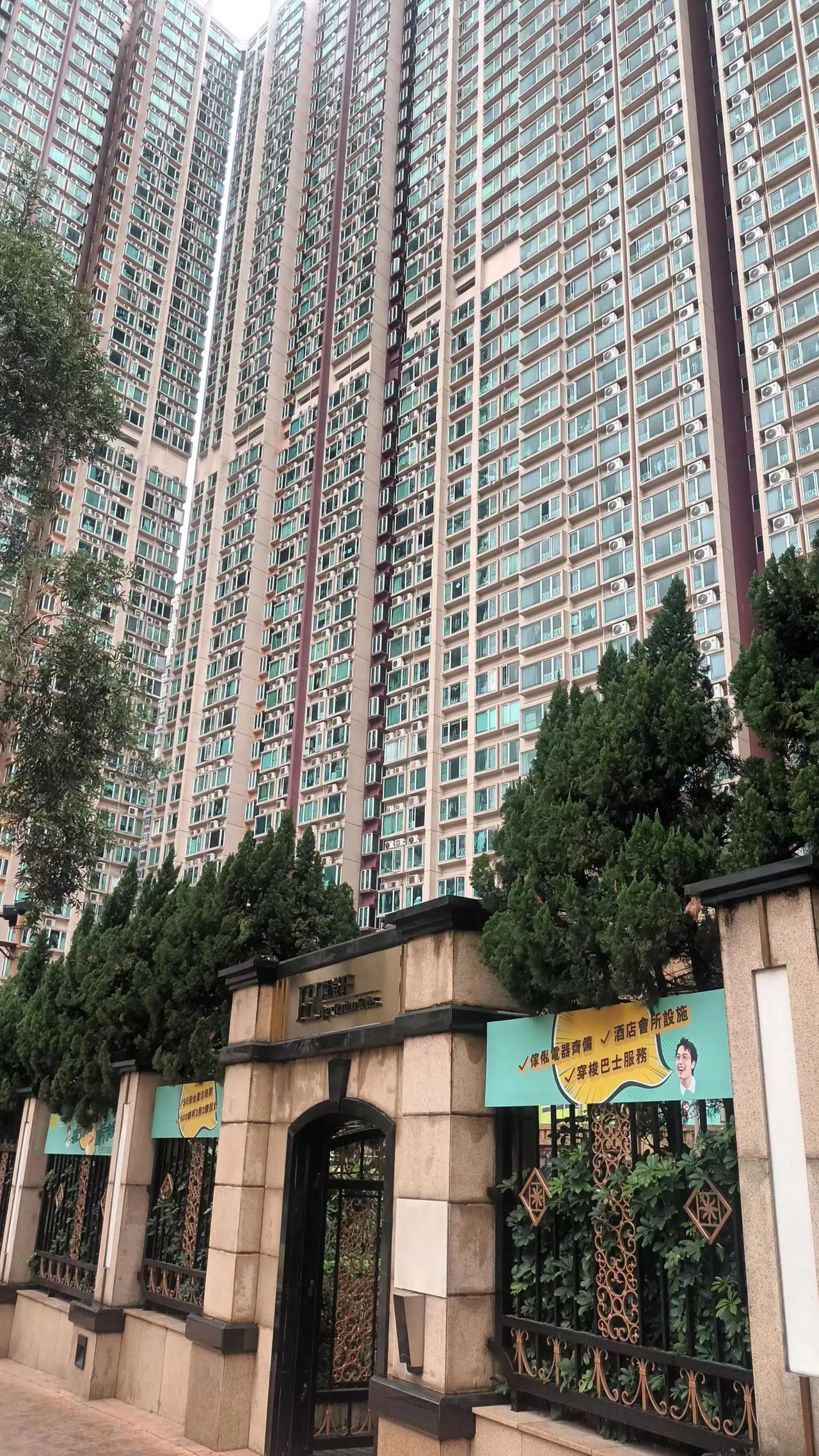 社区变迁新旧更替，频繁的经济活动，必将加速旧区拆卸新建筑冒起，从更新速度快慢可睥