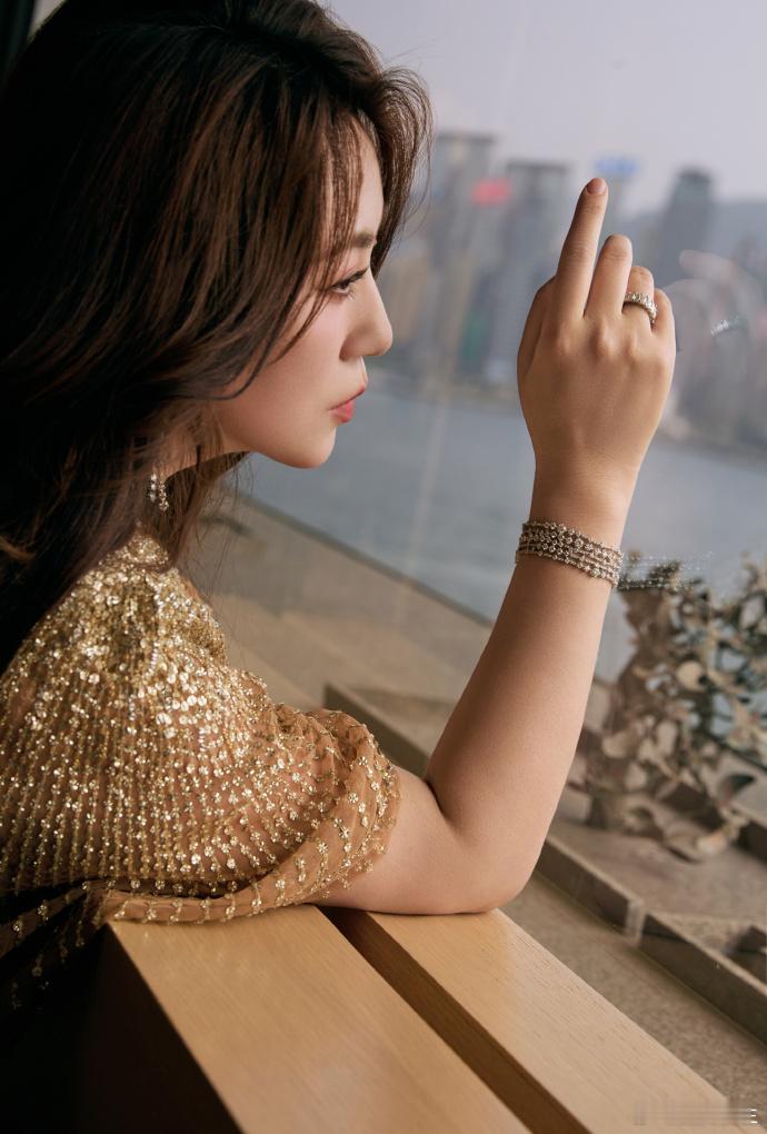 金像奖马丽长发港风造型马丽金像奖金色流光裙直接被美到说不出话！马丽一袭金色流光裙