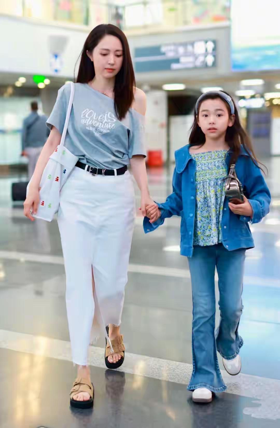 董璇有个女儿叫小酒窝。
小酒窝被董璇教育得落落大方，自信从容。会唱歌来会跳舞，会