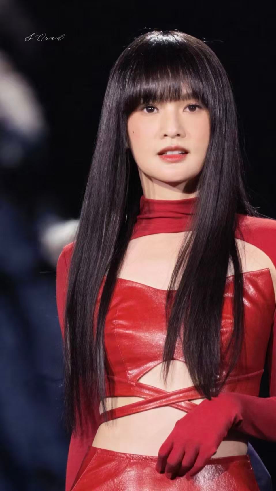 亮片蓬裙缀满蝴蝶结，粉嫩妆容搭灵动卷发，自带芭比滤镜！舞台上的她甜酷交织，每帧都