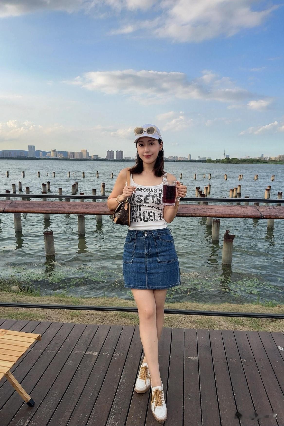 秋天🍂想和你一起吹吹风~ 小飞机终于买好了就还是不怎么会飞第一次还炸机了今天准