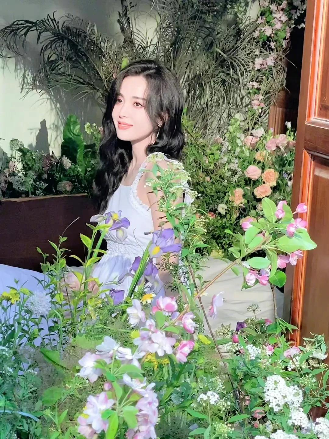 古力娜扎是花仙子吧！与和花合拍照，太美了
