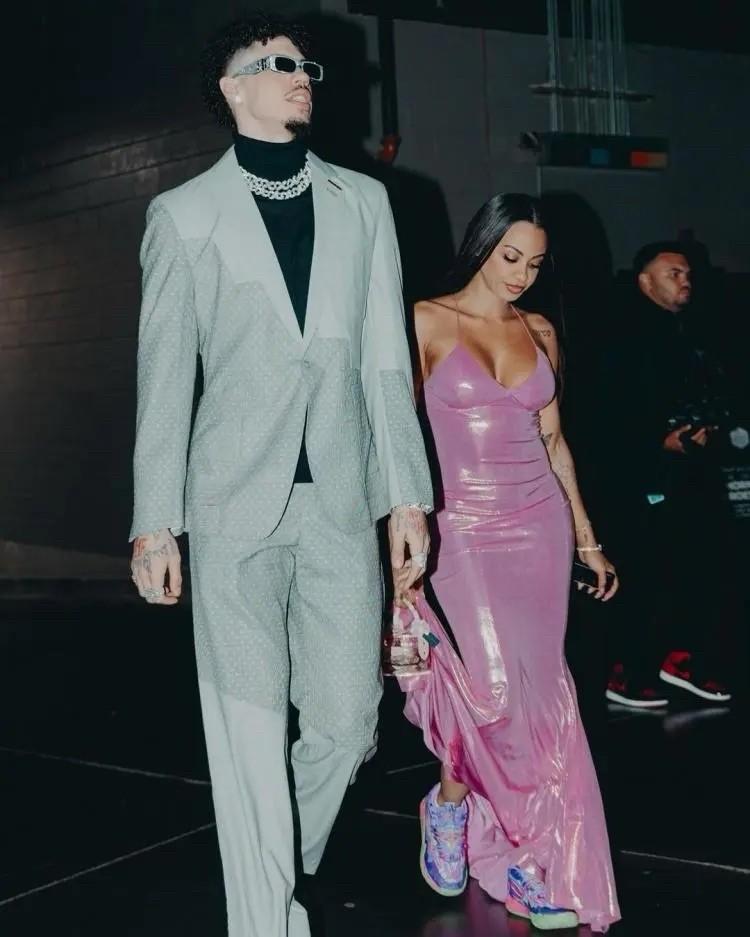 高二，因为和教练理念不合，他爹直接把他扔去了欧洲职业联赛。
对位的是成年球员。