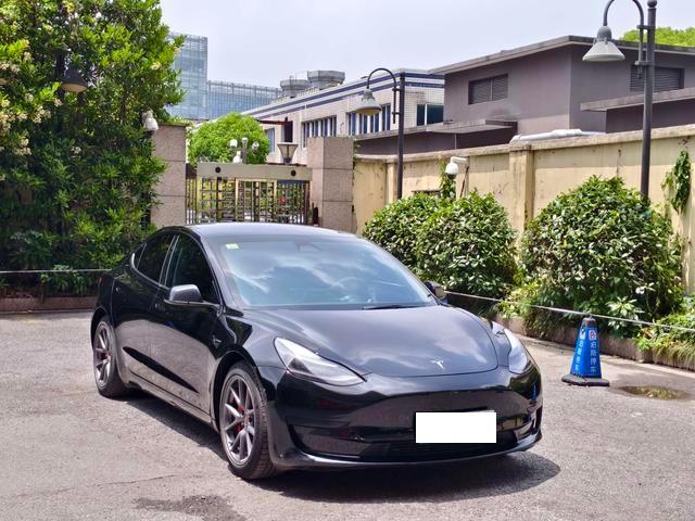 🚘Model 3内饰装修这事，我感觉别一上来就冲“全套高级感”。
像脚垫、后备