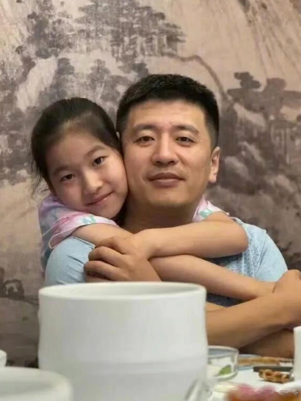 张姩菡接手张雪峰公司股份11岁的孩子身家过亿，但失去了父亲的痛苦无法弥补。 