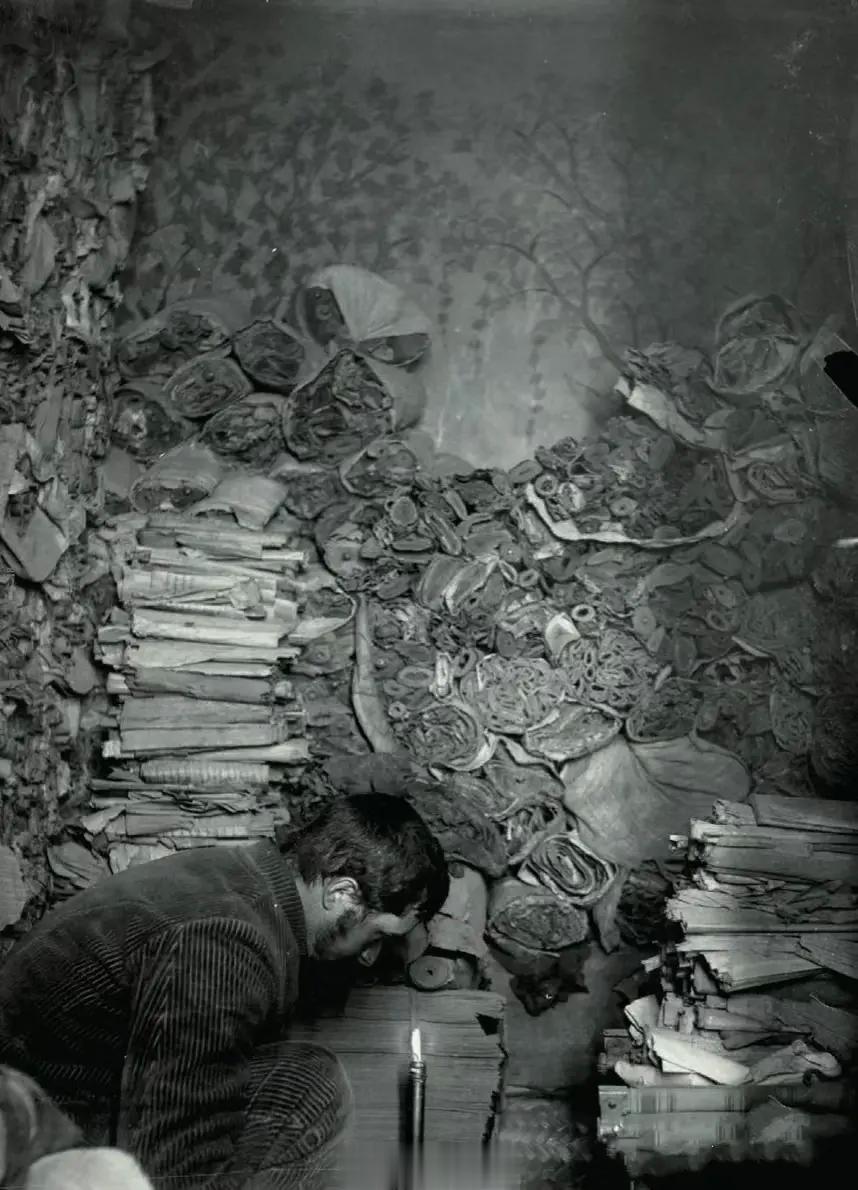 1908年，甘肃敦煌。法国汉学家伯希和正在藏经洞挑选经书，他一共盗走四万多卷经书