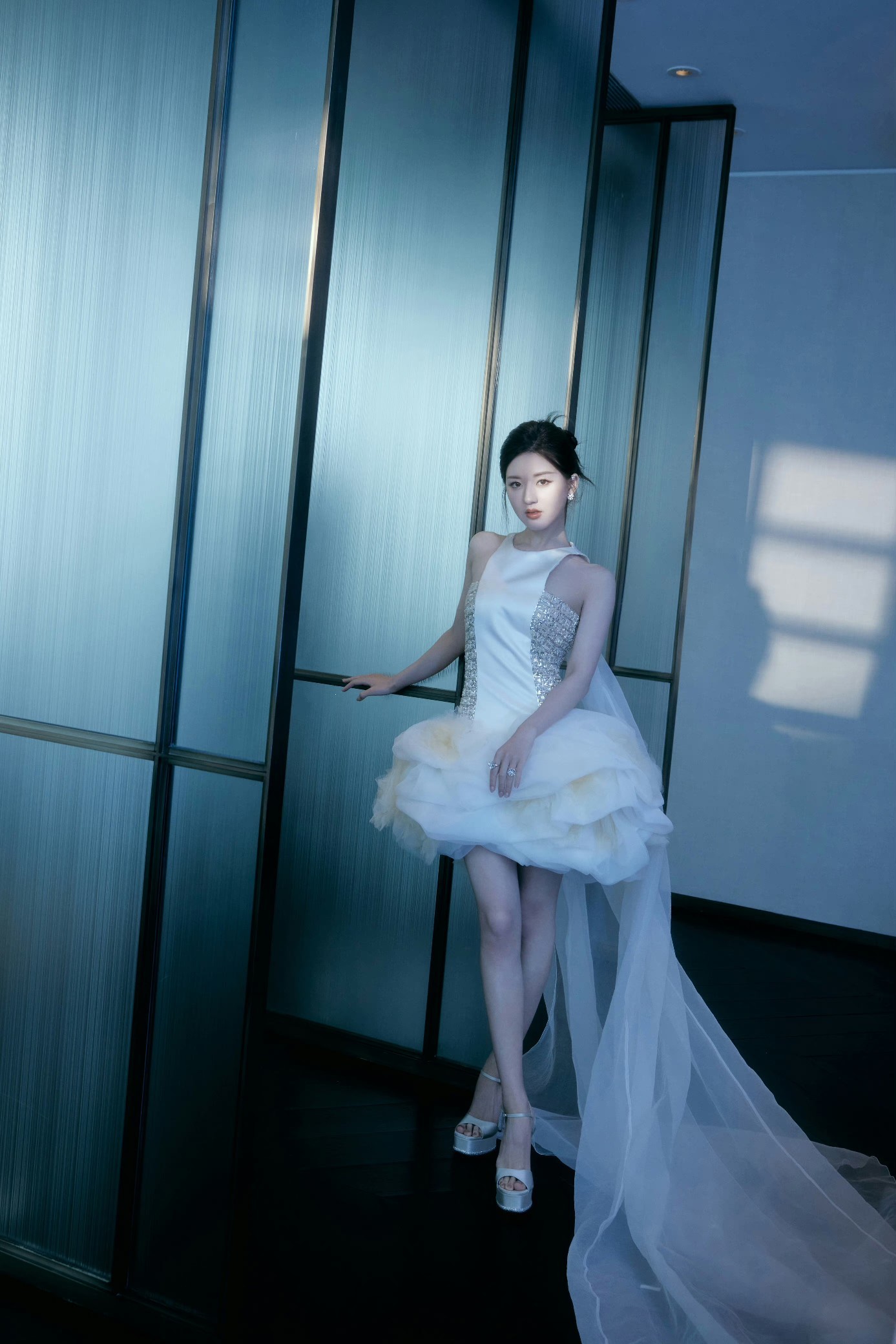 【赵露思】👠：银色厚底水钻一字带高跟凉鞋 ​​​