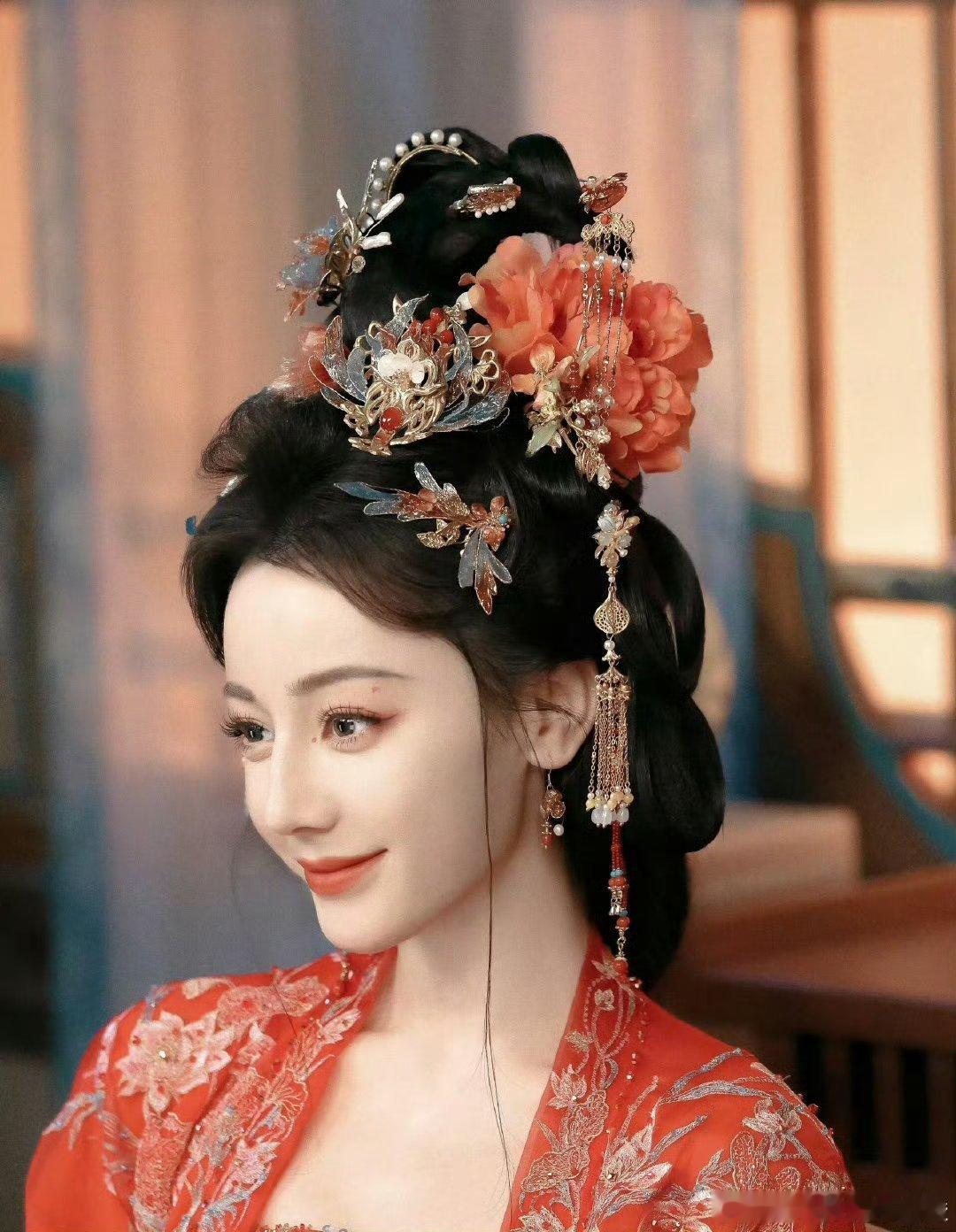 迪丽热巴待播剧我只知道迪丽热巴美得很出众。 