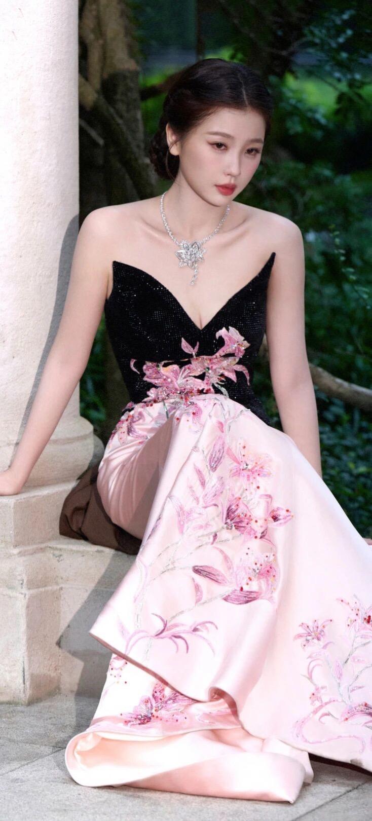 虞书欣 国风穿搭