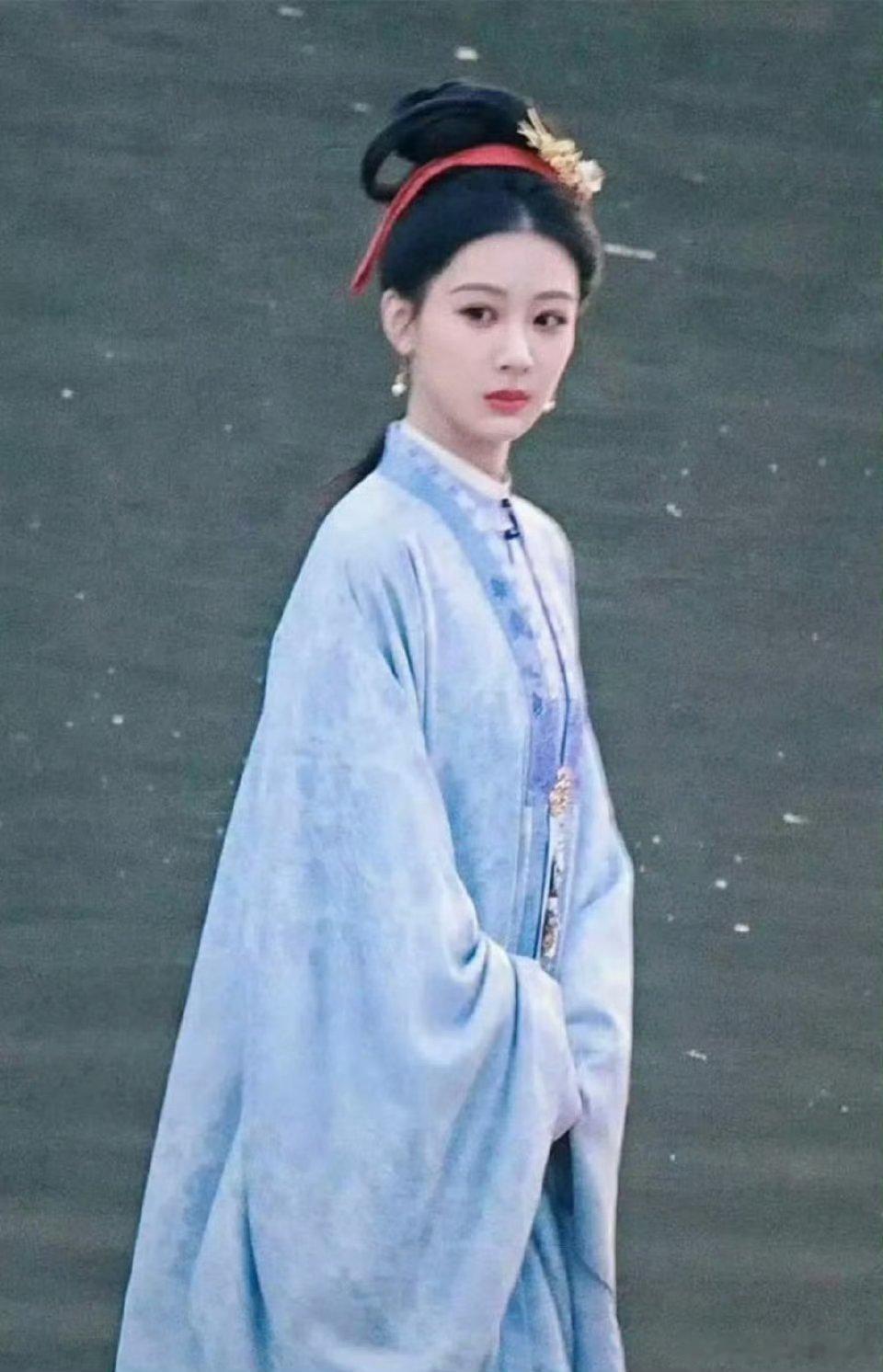 家业杨紫家业 💜 杨紫李祯把兰草凝作墨香，将执着铸为铠甲，在墨品同质化的市场困