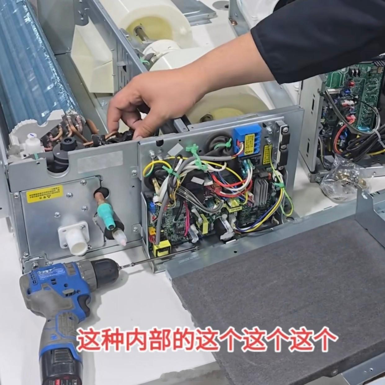 格力高管喊话小米  看了空调师傅自己拆的空调，左边格力，右边小米，只能说小米的含