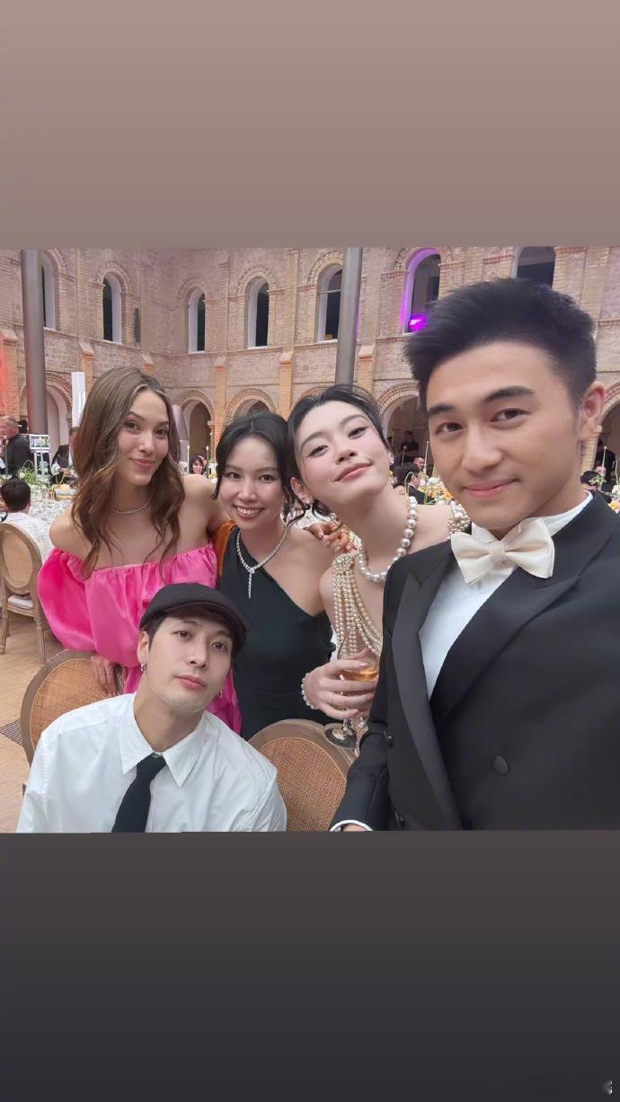 王嘉尔去了何猷君奚梦瑶婚礼王嘉尔晒与何猷君奚梦瑶合照 友情最好的模样！王嘉尔现身