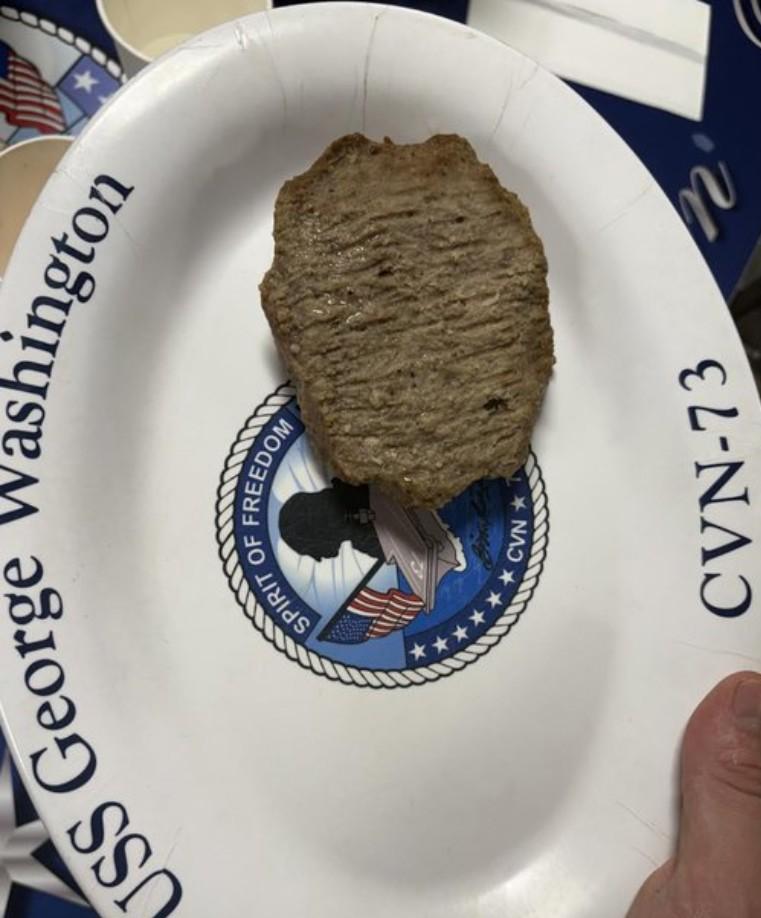 这是刚刚接替林肯号航母，赴中东前线执行任务的华盛顿号航母上，
士兵们的伙食（盘子