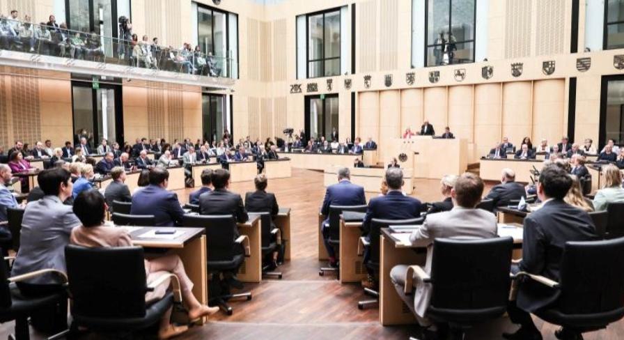 德国联邦参议院通过460亿欧元减税计划，提振经济增长
德国上议院联邦参议院于周五
