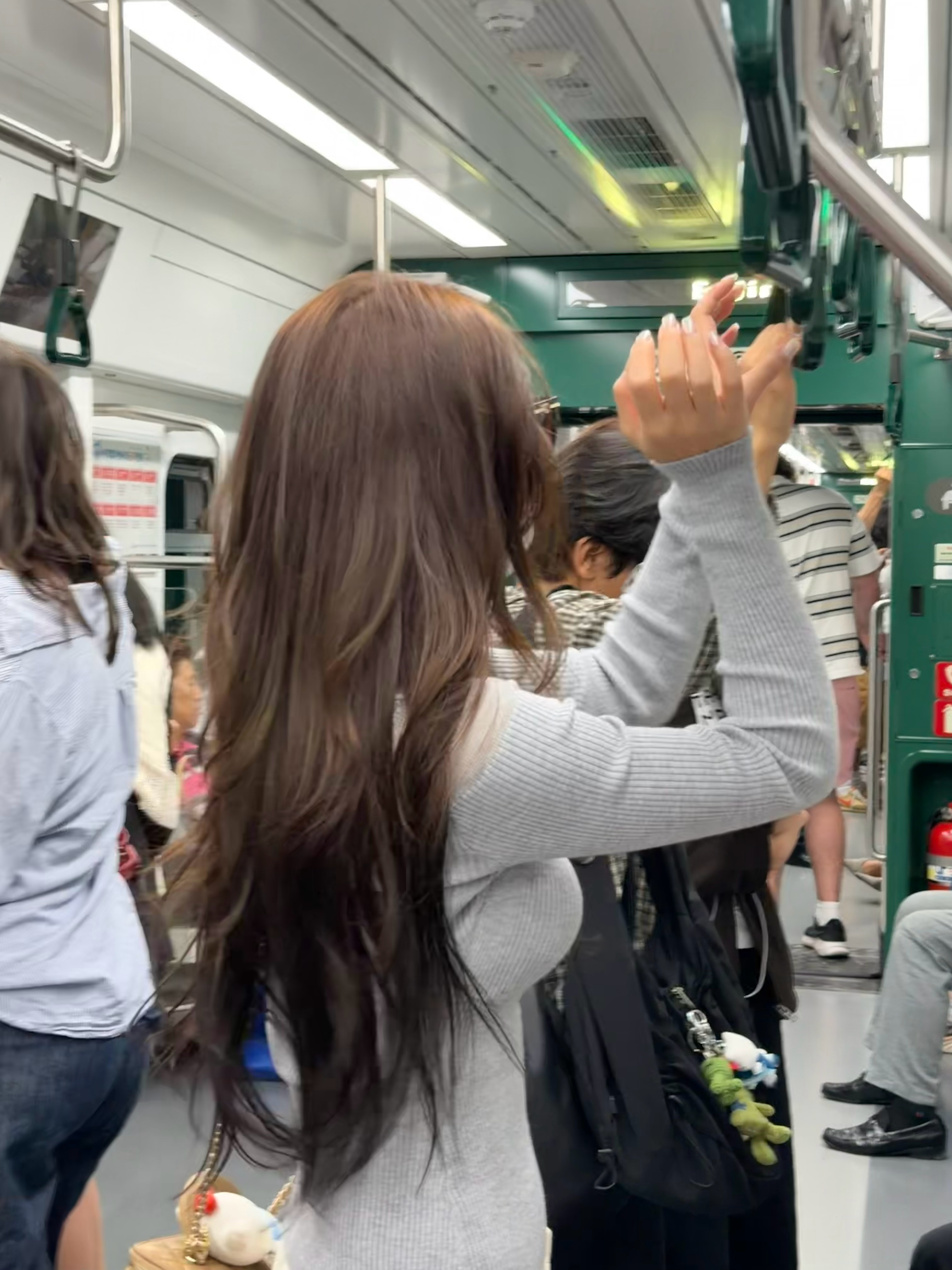 出息了在韩国碰到了三次粉丝，今天买东西结完账老板娘说:我关注你俩好久了。全东北的