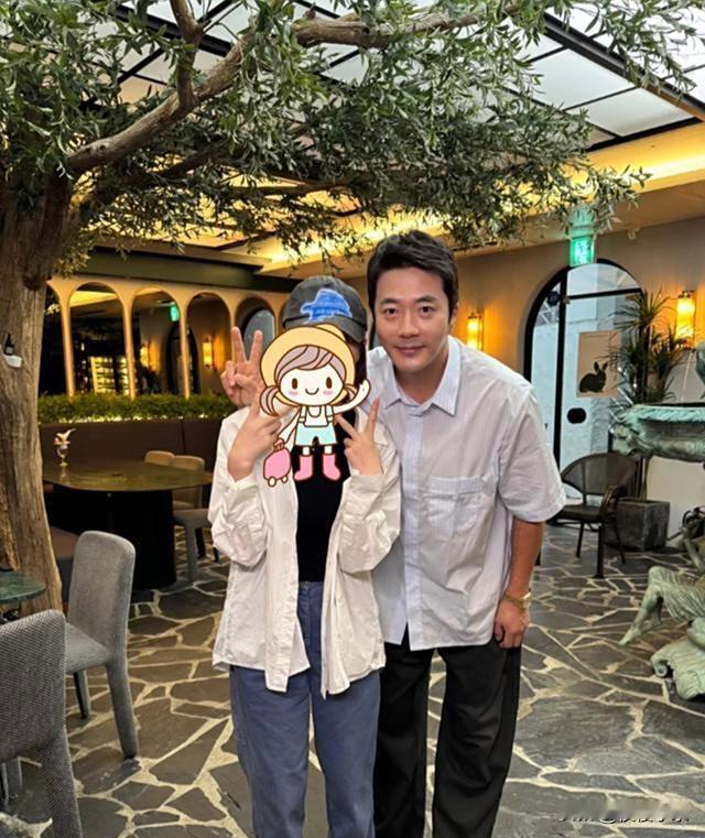 权相佑49岁显年轻。他身着白衬衣配黑色的裤子，虽然搭配很简单，但人很清瘦，仍然帅
