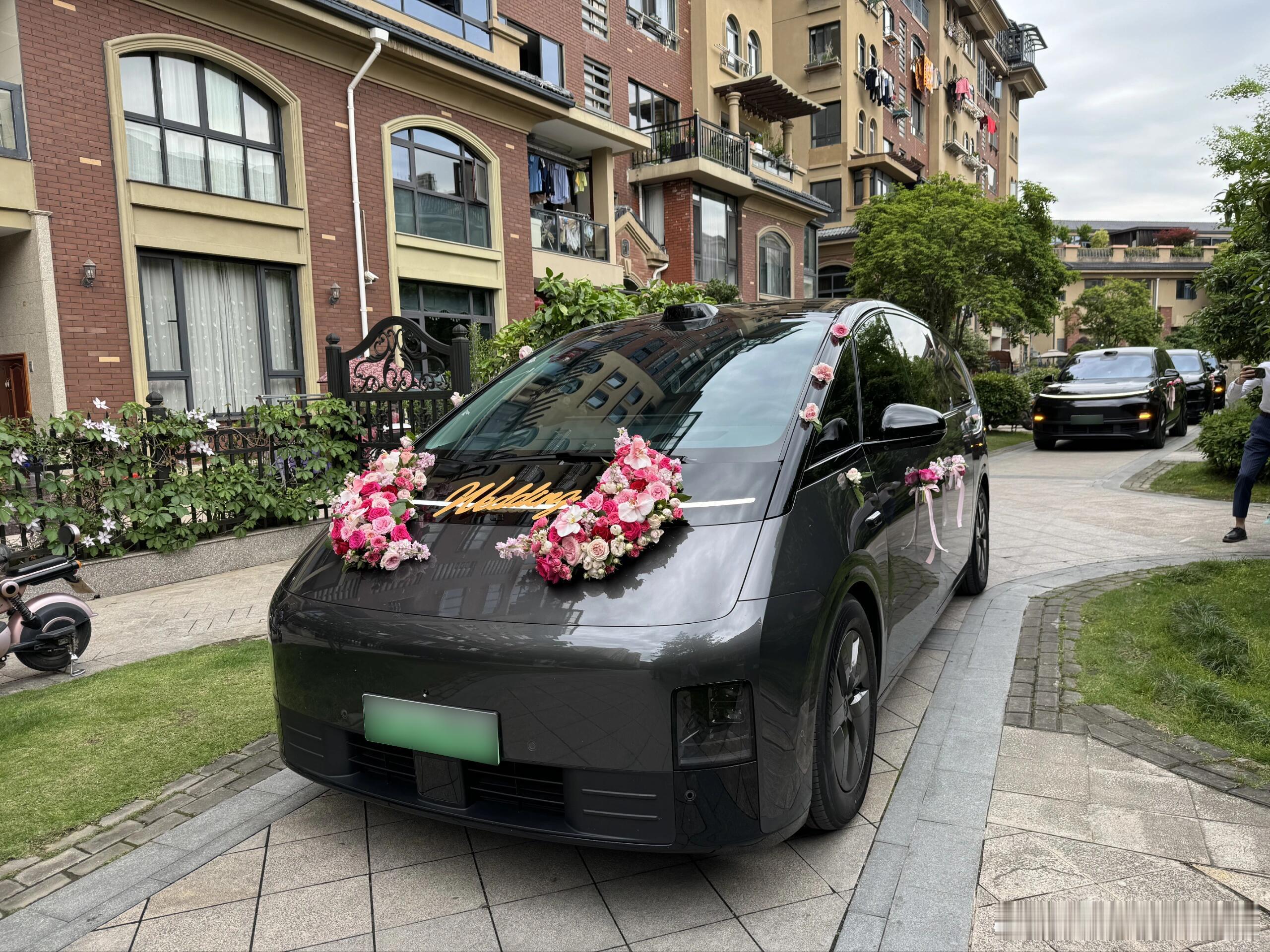 很少见到结婚用MPV作为头车的，充满了喜庆祥和的氛围 #大v聊车# ​​​