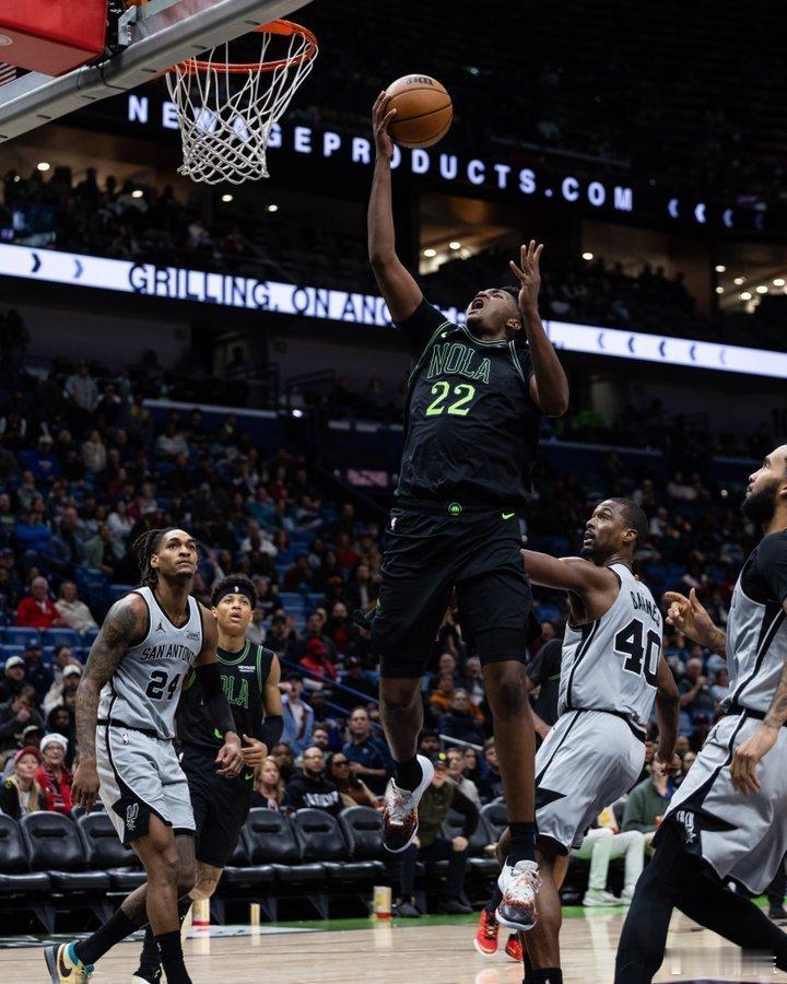 奎因是本赛季第1个拿下三双的新秀，也成为近30年第5位砍下30+三双的新秀，比肩