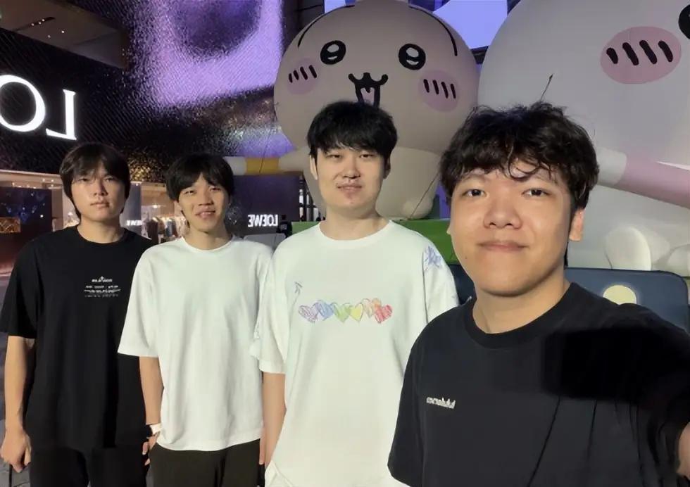 老苏宁队友齐聚为Bin庆生！素颜略显憔悴，ON全程贴身陪伴太暖心持续更新LPL最