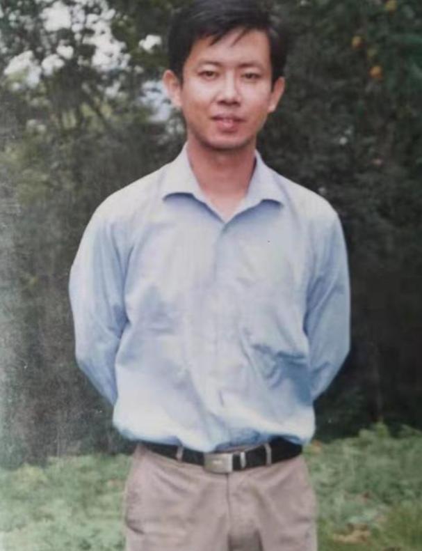 “我宁死也不道歉！”2019年一名乡镇执教19年的优秀教师，在亲吻过自己的一双儿