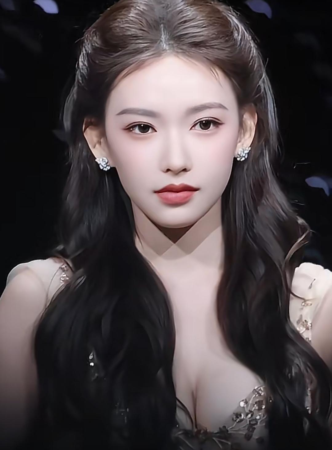 最近特别流行个词，说谁身材好就是曼妙。
程潇这身材，当得起这个赞誉。
后台自拍时