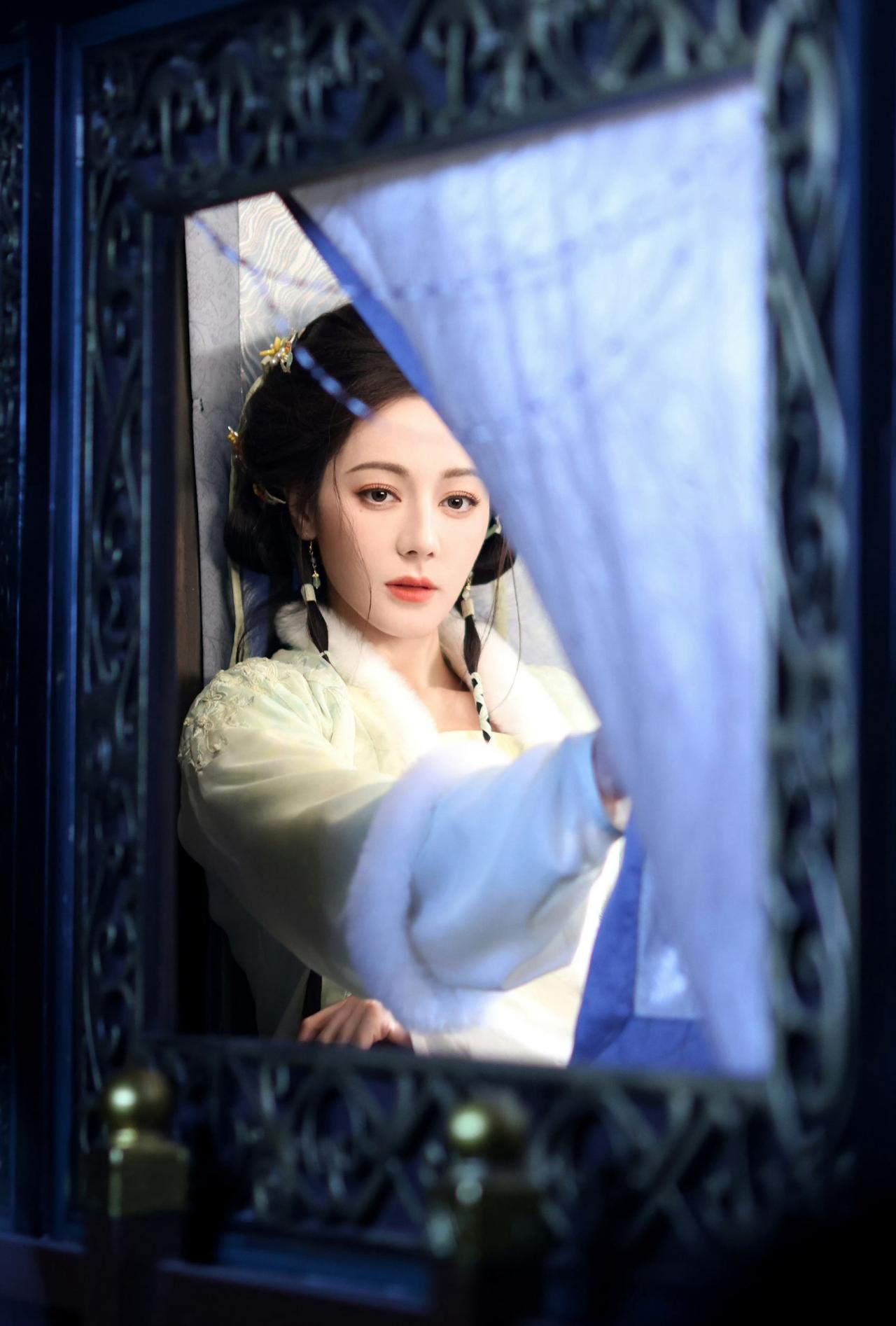 🍒 迪丽热巴用嘴弹了一首歌 

绿衣胜春，一眼沦陷。

@Dear-迪丽热巴