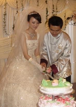 当年四婚的许亚军娶头婚的小娇妻，婚礼上的他笑得很开心。他和小娇妻婚姻稳定至今，也