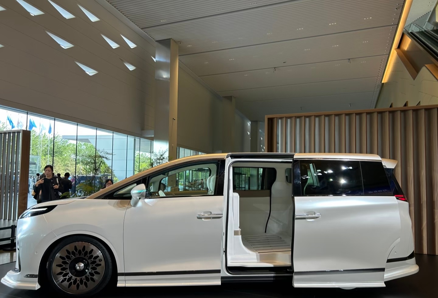 新晋大尺寸 MPV，诚意挺足刚亮相的问道V9，定位全尺寸 MPV。车身轴距够长，