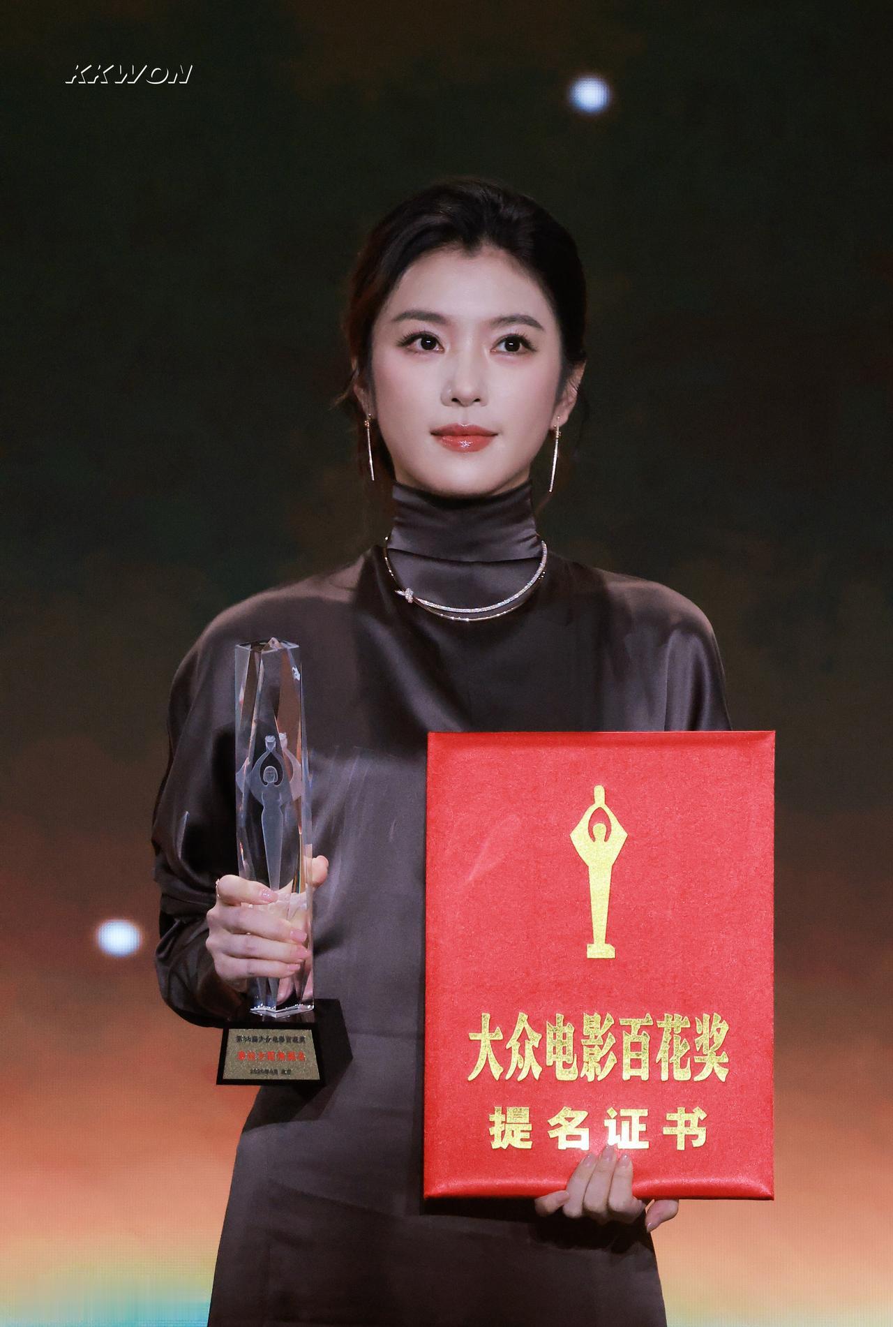 从台下千锤百炼，到台上从容发言。她没有说太多辛苦，只谈热爱与可能性。这份通透与踏