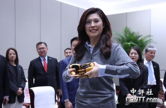 郑丽文访陆，
其实最眼馋的，当属赖清德。
虽眼馋郑丽文受到的热烈礼遇，
却也忌惮