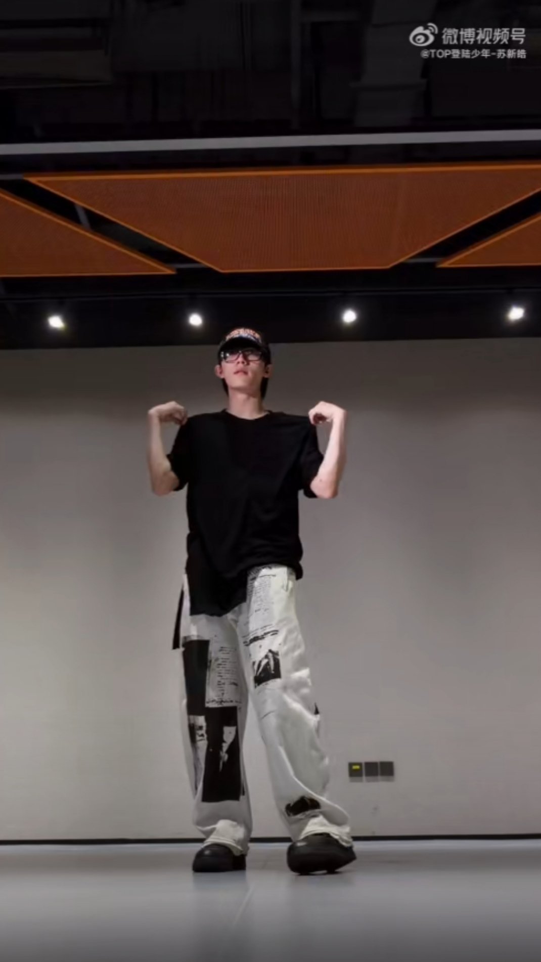 今天是我最喜欢的看起来就sexy的黑T眼镜男 