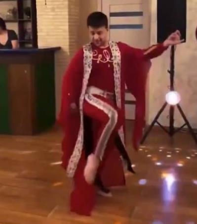 泽连斯基把自己前“同行”征召上战场，乌克兰把舞蹈演员与艺人“送上”前线。
   