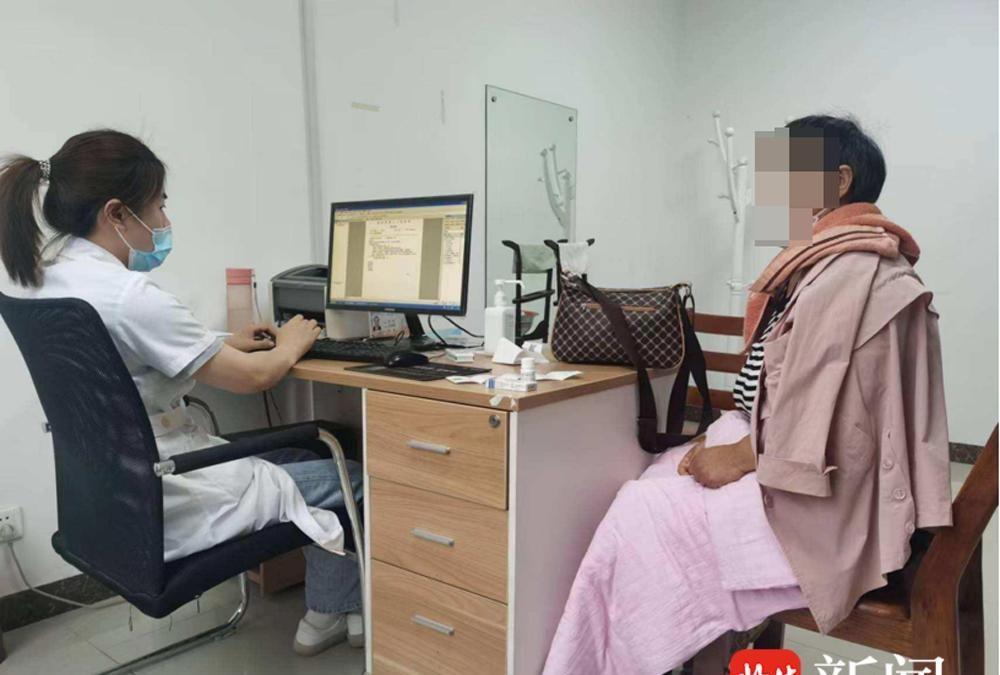 江苏淮安，一女子在三十多度的天气里，穿着三四件厚毛衣，外面还裹着一件厚重的外套去