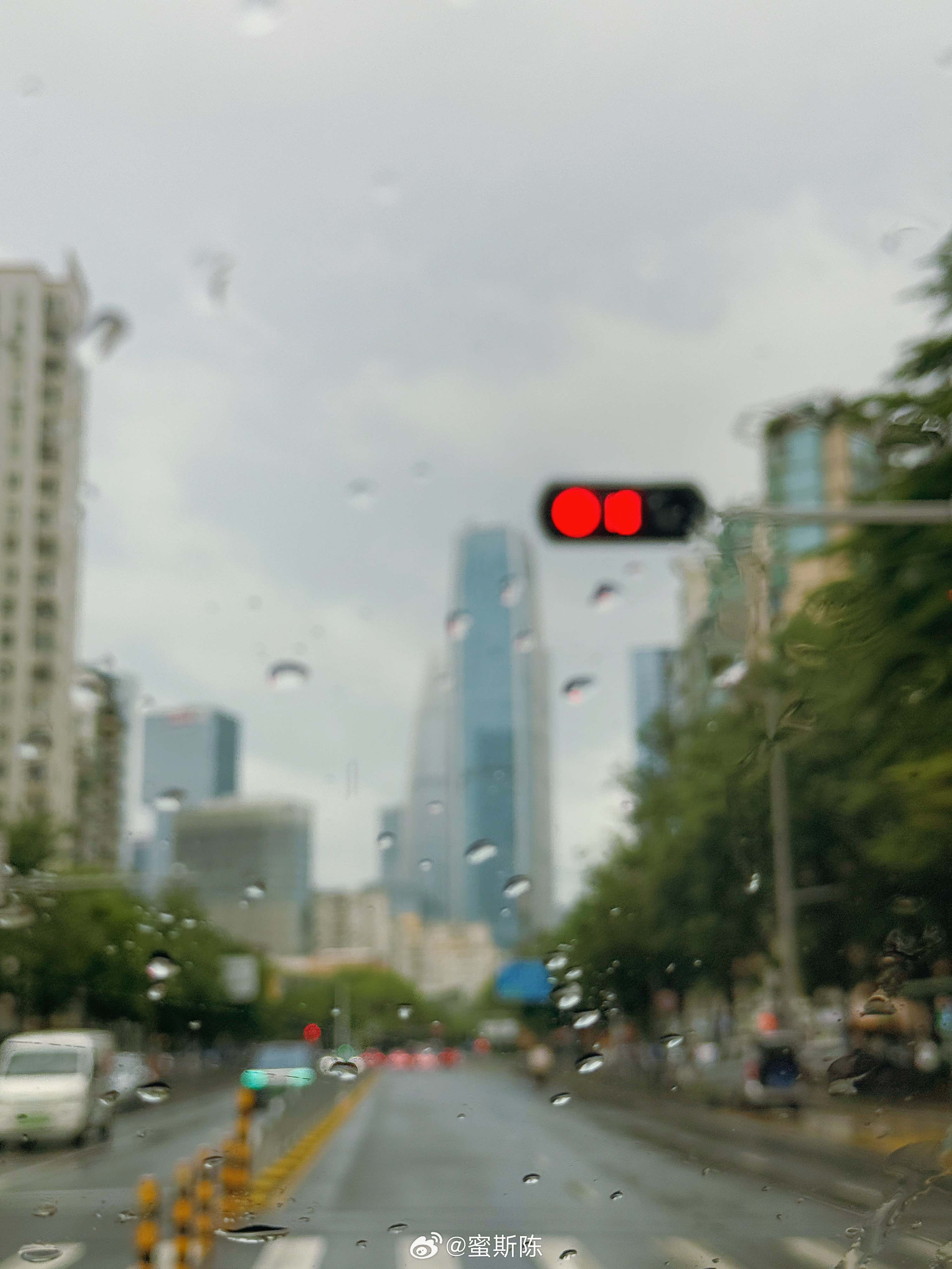 又是雨天，每次考试都有雨，一点出门送娃去考场（生地会考），回来换衣服跑个步，拉伸