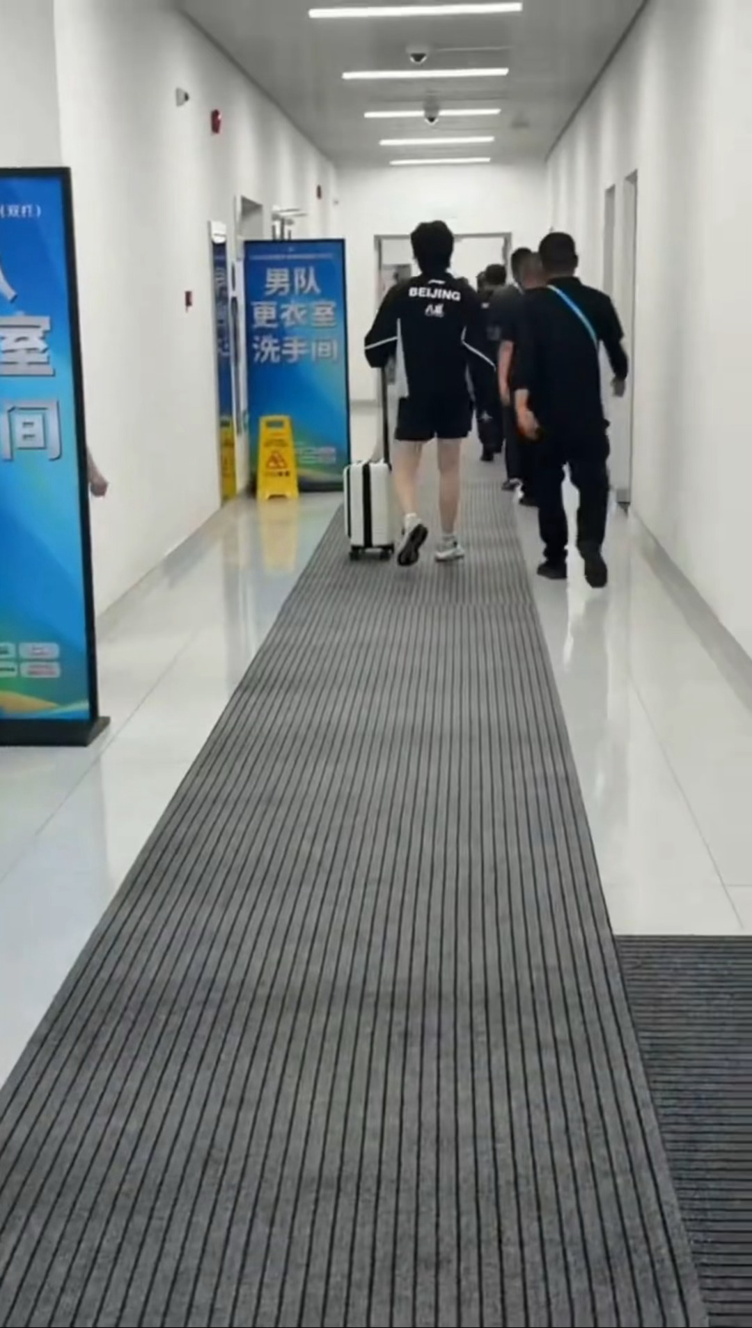这个耶子走路一扭一扭的好Q弹 