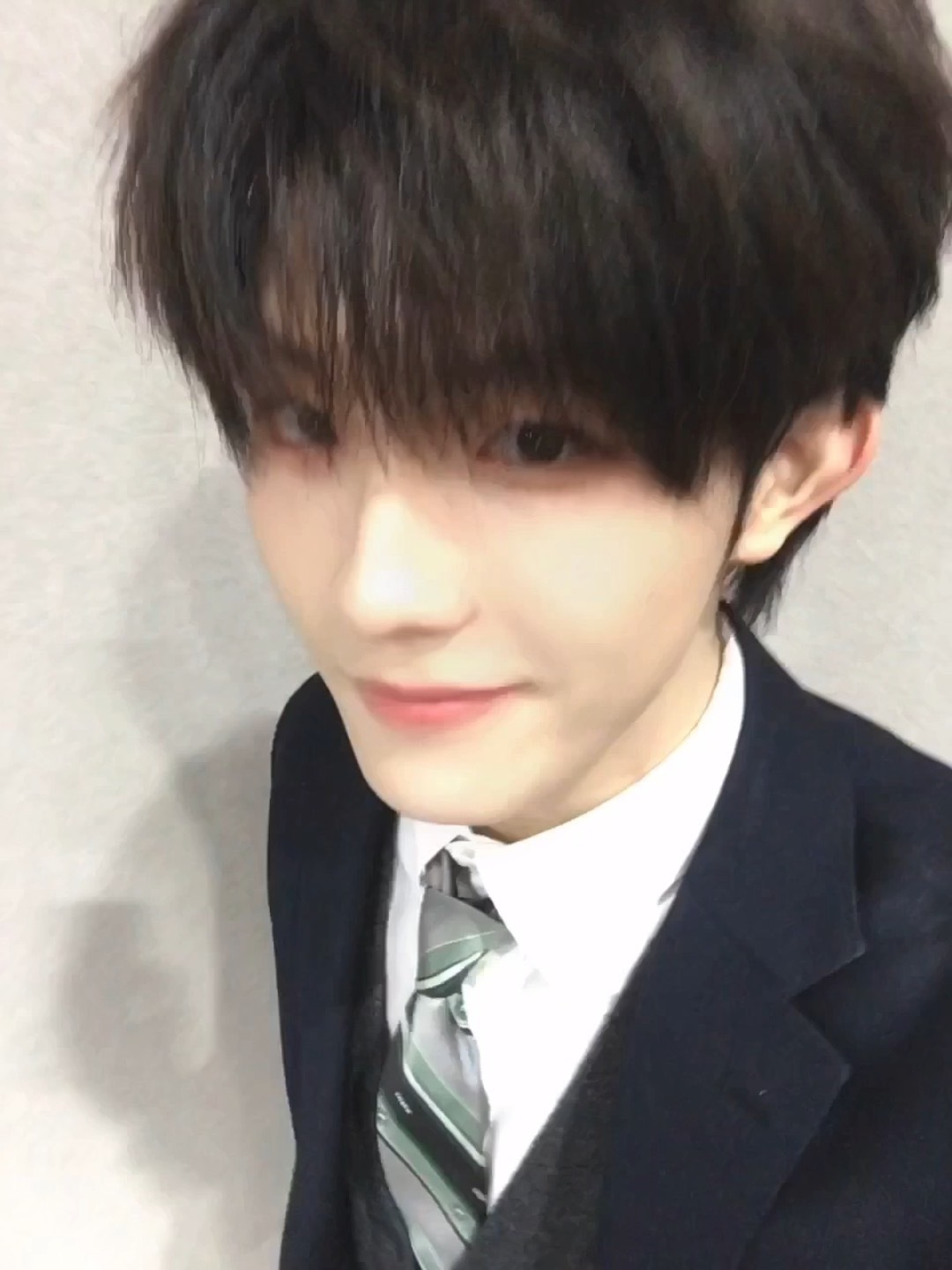 苏新皓  苏新皓新发了校园风的live图紫袍，这也太帅了吧