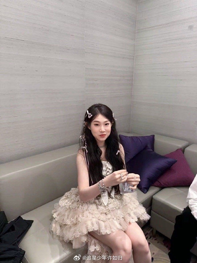 沈佳润给粉丝写的信 从出道到现在，她经历了很多第一次。信里写这些的时候语气很轻，