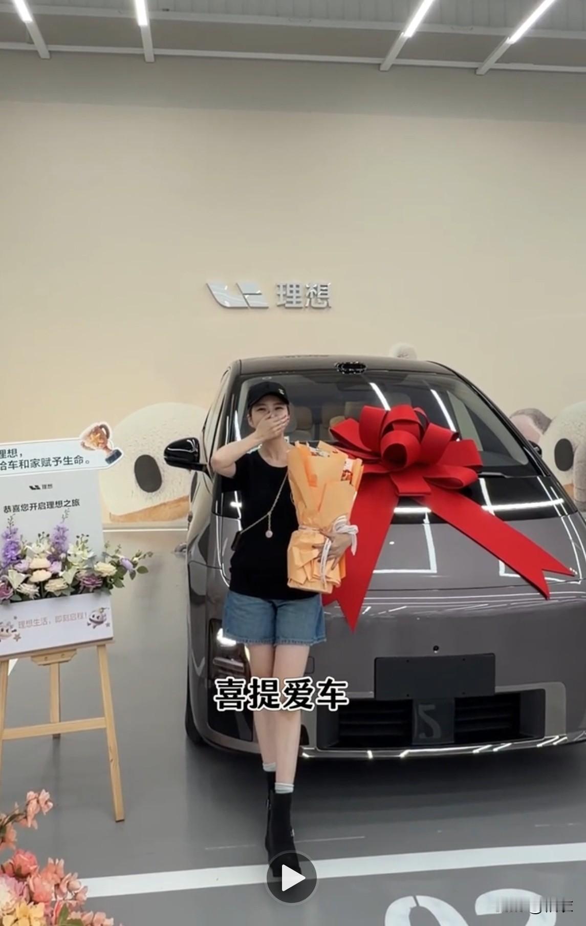 王灿喜提50万新车！
9月10号，她来到理想交付中心，穿的是黑色短袖上衣、黑色牛