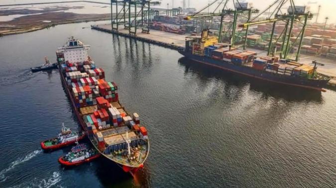 [下雨]中东航运内卷王诞生,中远海运开挂复航，马士基10艘大船困在波斯湾吃灰，差