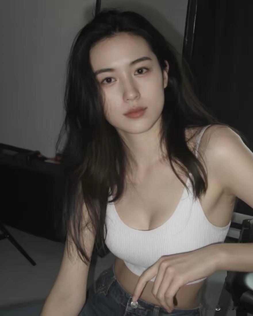 这个女孩让人眼前一亮，虽然她不是明星大腕，但是她的颜值和气质，绝大多数明星大腕是