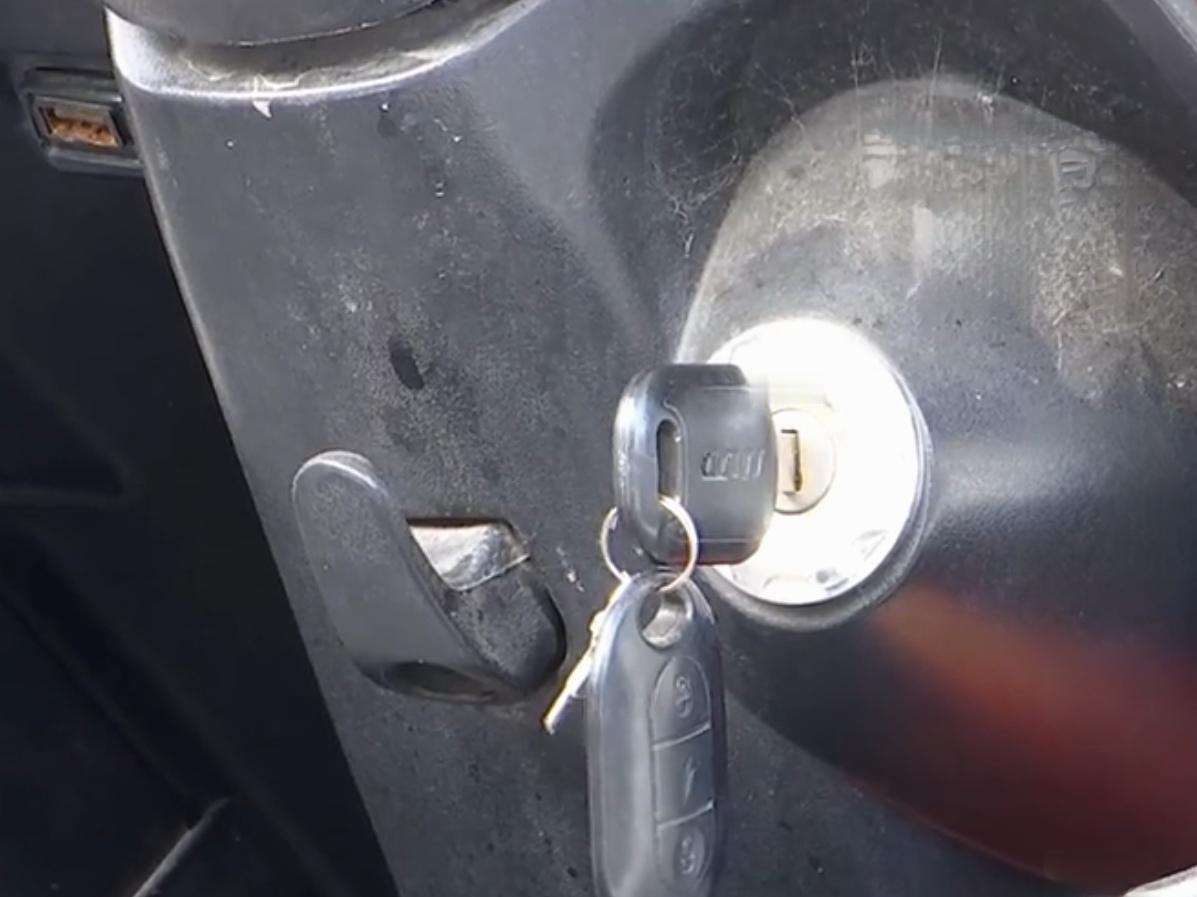 🔥太荒唐了！男子为接送孙女连盗3辆电动车，自以为爱孙实则害孙
 为方便接送孙女