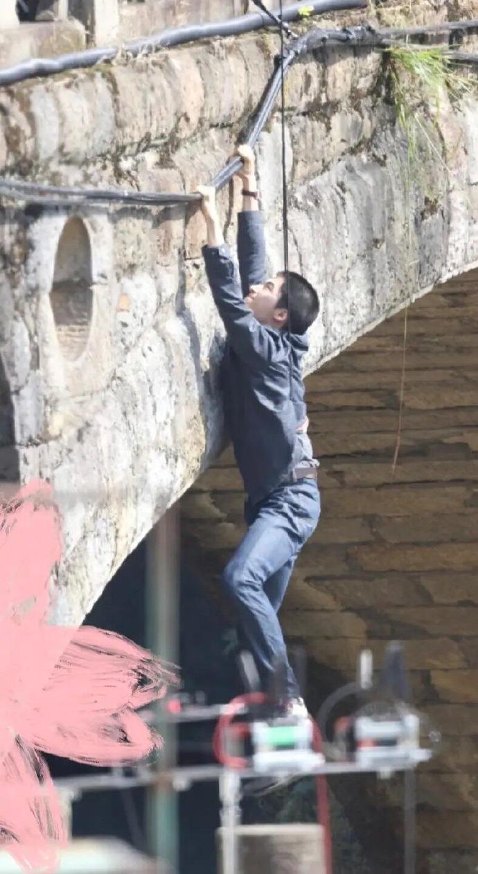 王星越新剧威亚路透看得胆战心惊 恐高的人看王星越威亚路透简直要撅过去了，依稀记得